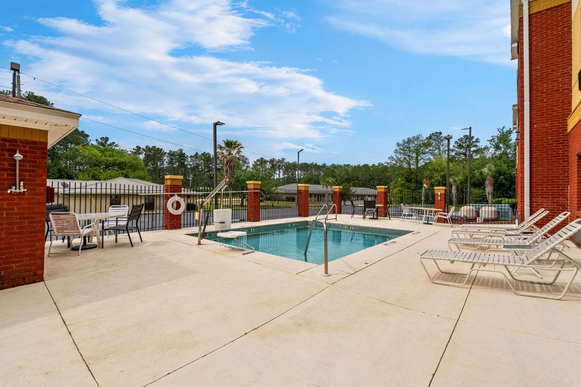 Comfort Inn & Suites Chipley I-10 Экстерьер фото